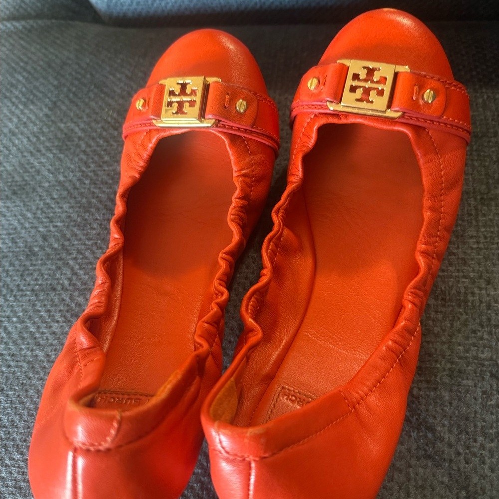Tory Burch Ambrose Gold Logo Reva Cap Toe Ballet Flats Orange Leather size 8.5M